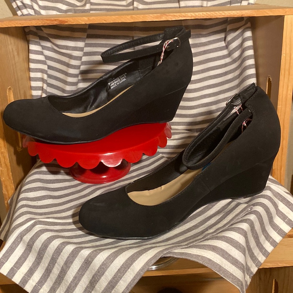 #31 Me Too Buckled Wedged Heels - Size 10W, Black w/Silver